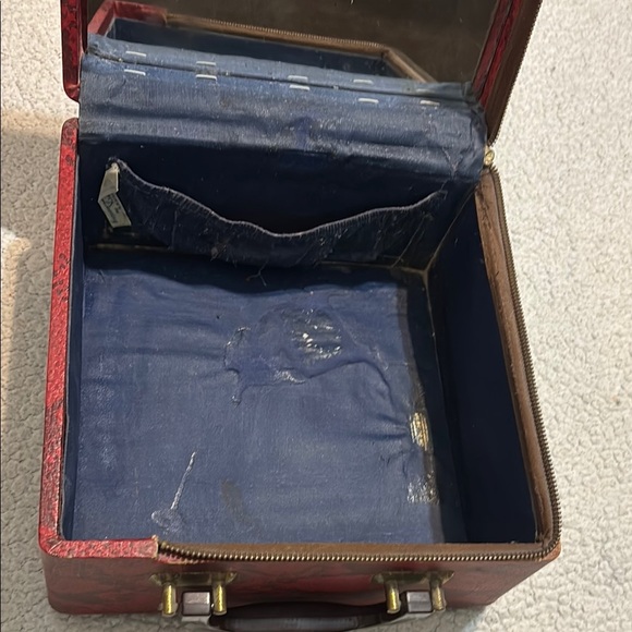 Vintage Red Snakeskin Box with Handle - Picture 7 of 11